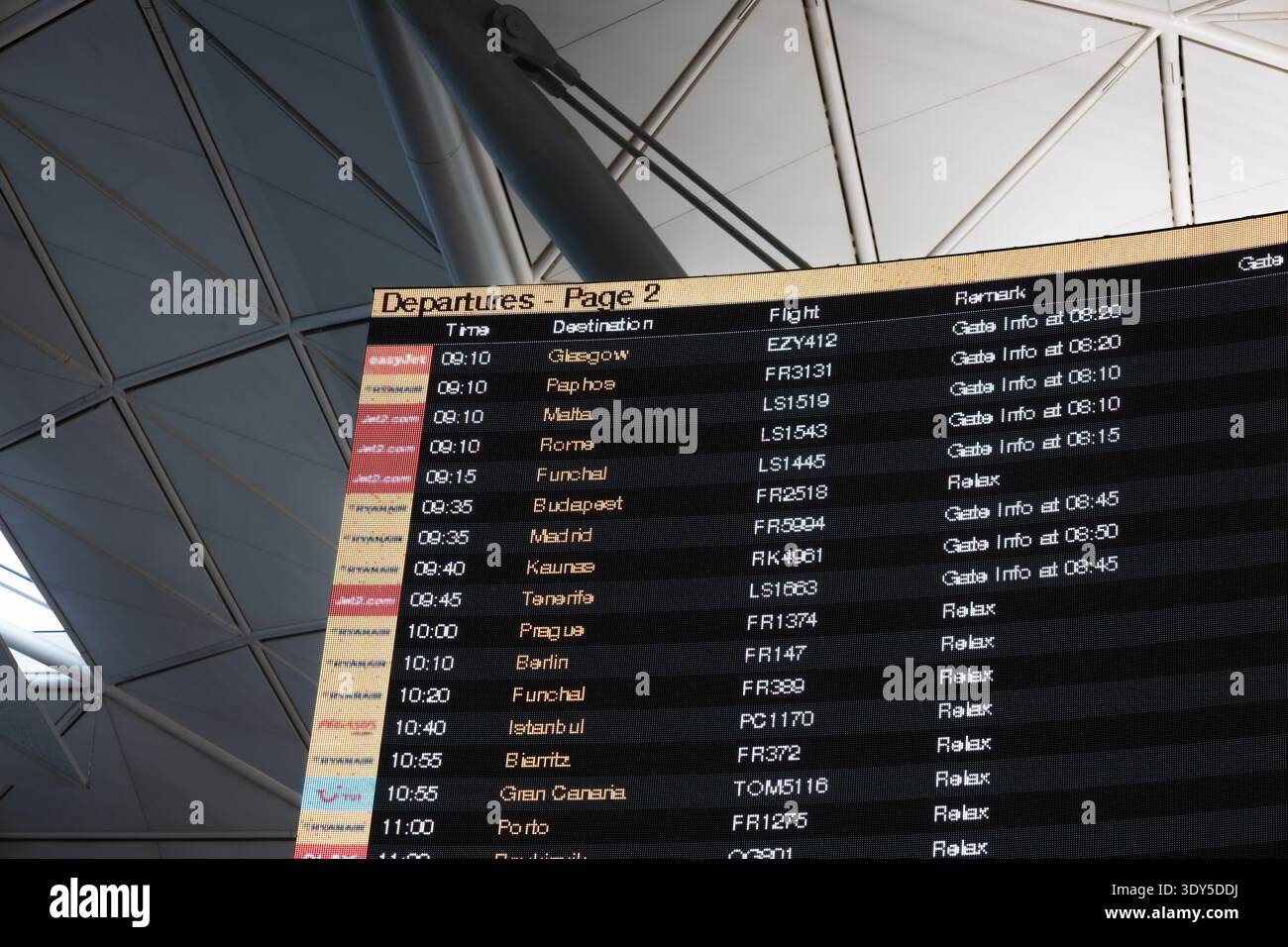 Schermata digitale dello stato dei voli aeroportuali che mostra le partenze e gli orari dei gate. Londra, Regno Unito, 11 novembre 2024 Foto Stock