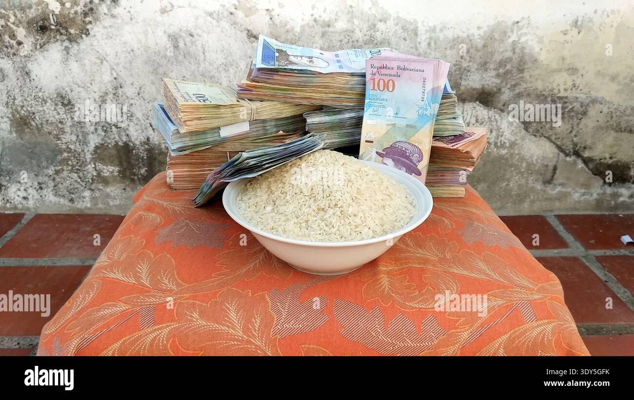 L'impatto dell'iperinflazione venezuelana: Valuta Bolivar, riso e crisi economica Foto Stock