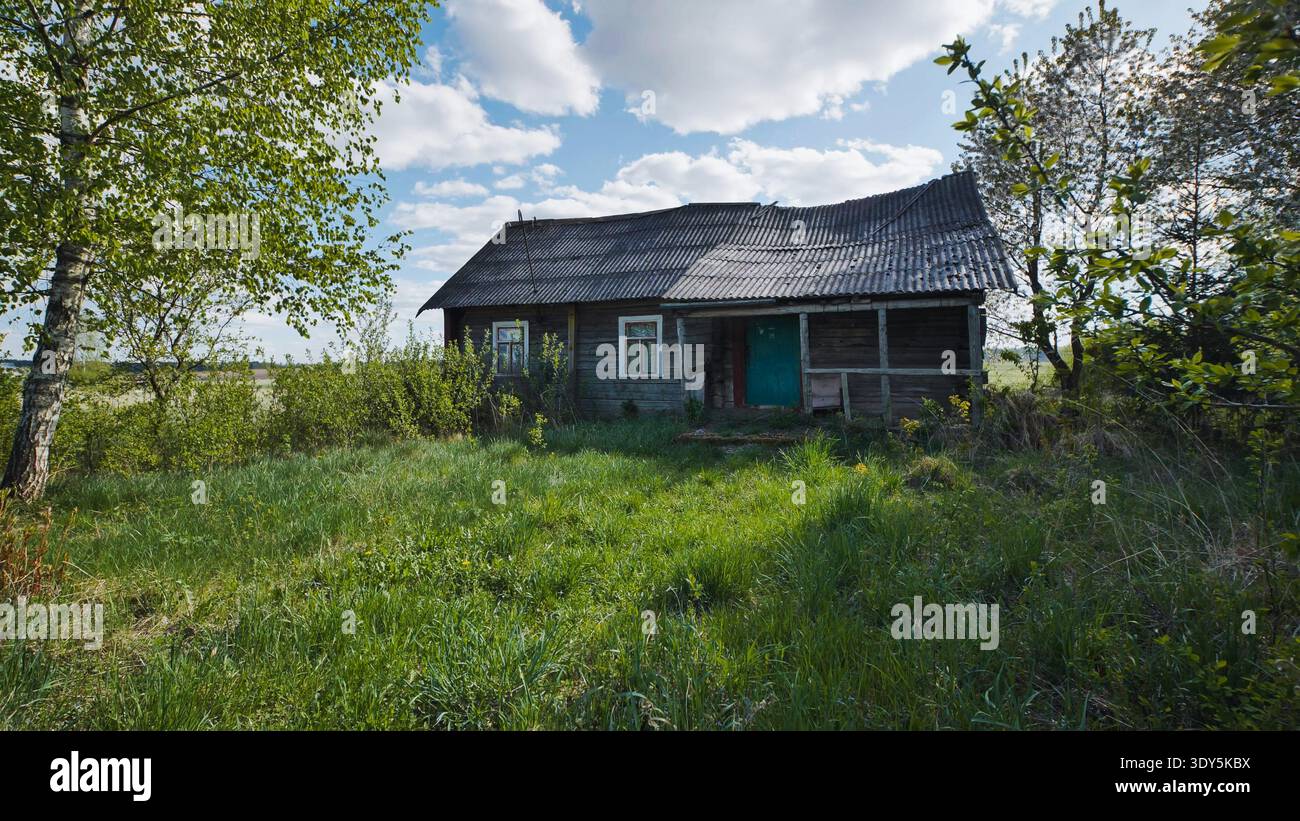 Vecchia casa in legno abbandonata nella campagna rurale che mostra decadenza e fascino rustico Foto Stock