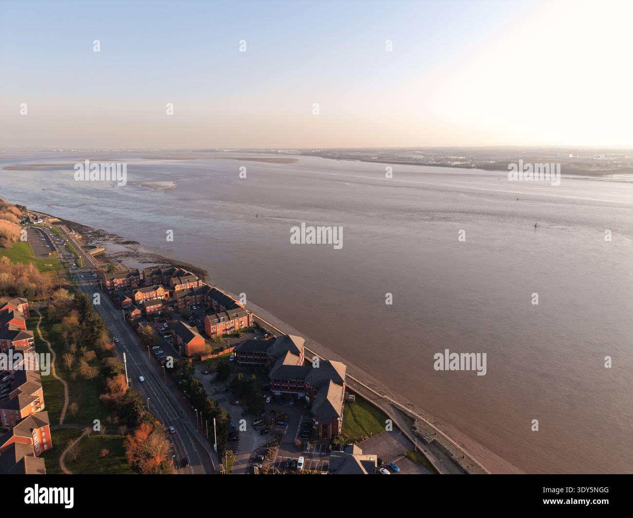 Vista aerea del fiume Mersey che mostra il lungomare di Liverpool con edifici industriali e ampie maree. Foto Stock
