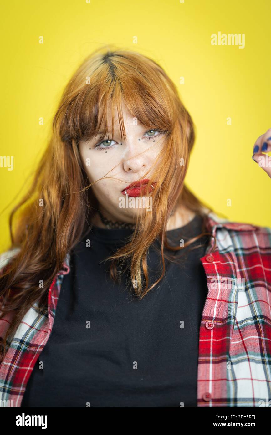 Giovane donna dai capelli tinti che guarda la macchina fotografica Foto Stock