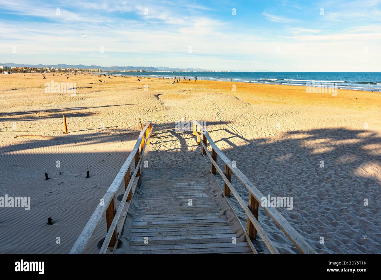 Accesso alla spiaggia di Malvarrosa nella città mediterranea di Valencia, Spagna. Foto Stock