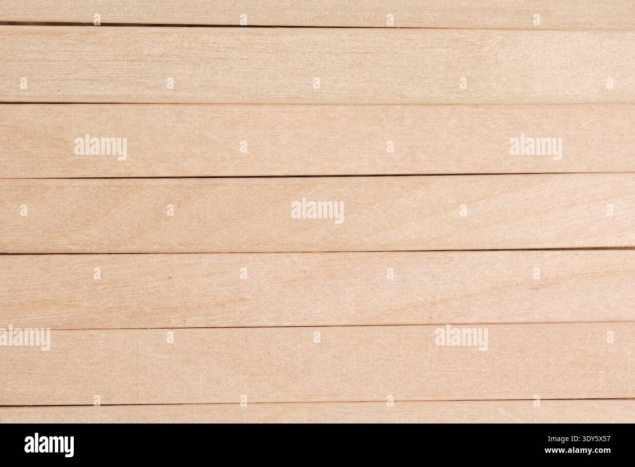 Bastoncini di legno perfettamente allineati sullo sfondo. Struttura in legno chiaro naturale Foto Stock