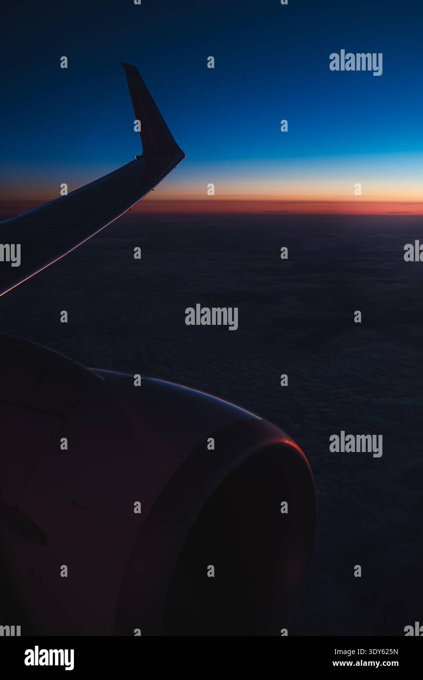 Vista aerea dell'ala dell'aeroplano e del cielo al tramonto. Foto Stock