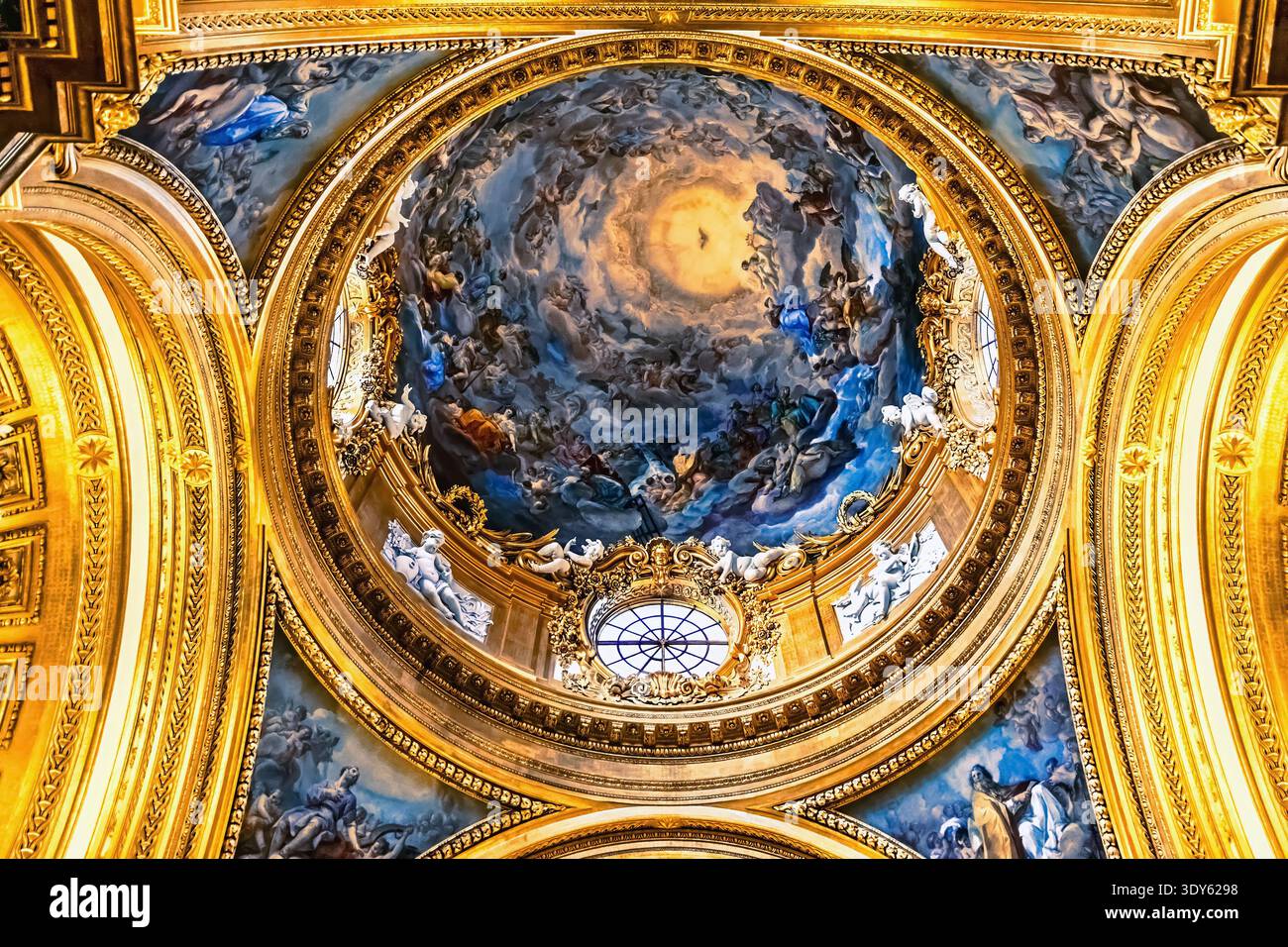 Intricati affreschi e ornati dettagli dorati adornano il soffitto del Palazzo reale di Madrid. Madrid, Spagna - 30 novembre 2021 Foto Stock