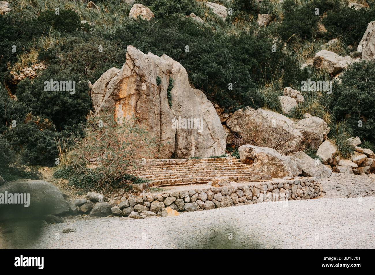 Piattaforma con posti a sedere in pietra nella gola di Torrent de Pareis, Maiorca Foto Stock