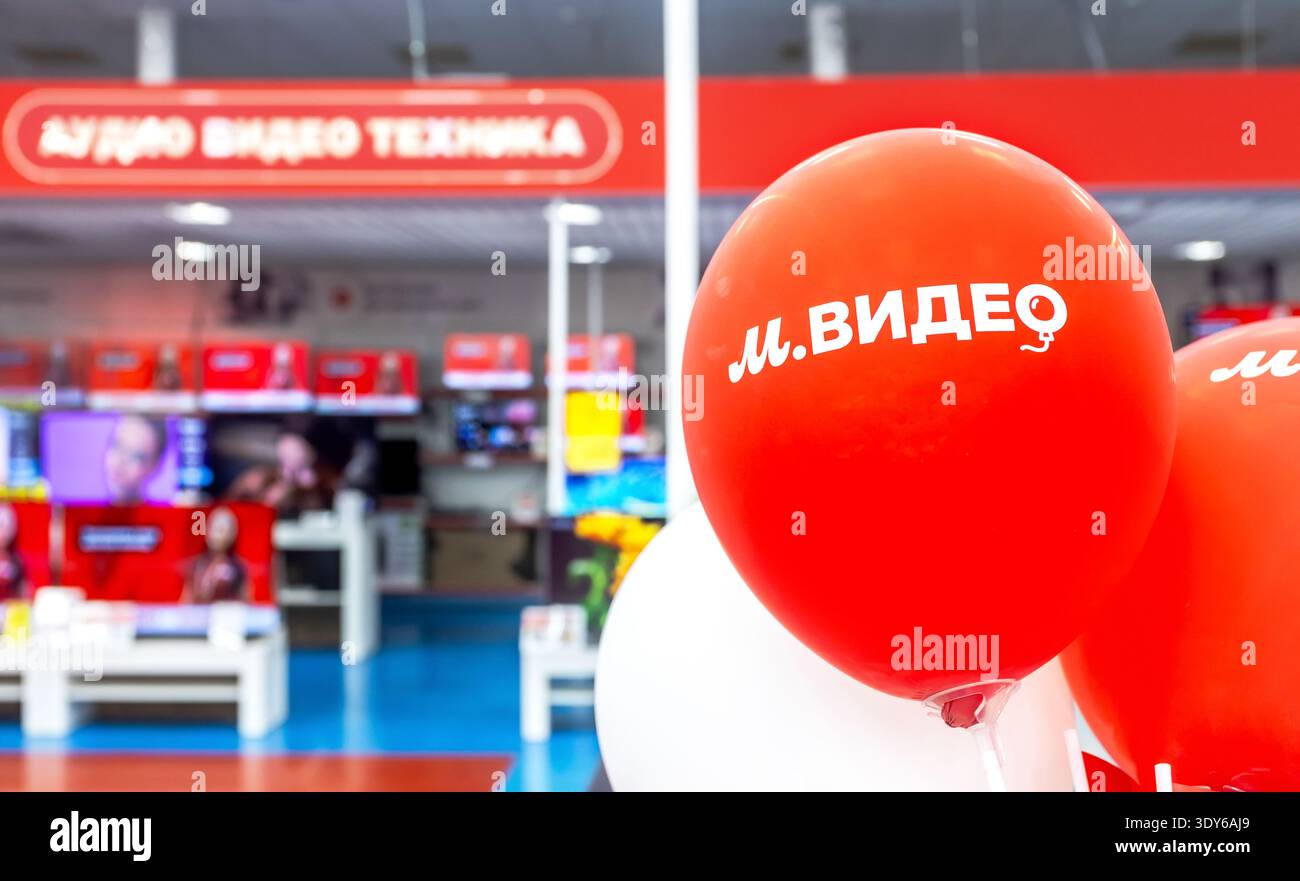 Samara, Russia - 16 marzo 2025: Un palloncino rosso con il logo del negozio di elettronica M-Video all'interno del negozio Foto Stock