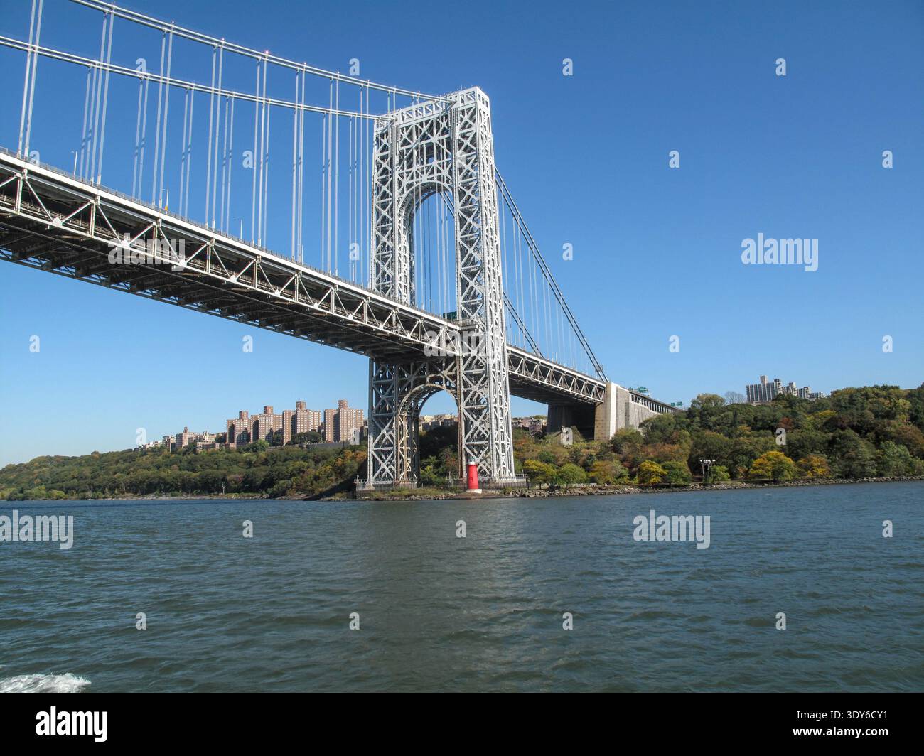 Il George Washington Bridge attraversa il fiume Hudson con la sua torre d'acciaio che si innalza sopra l'acqua. Foto Stock