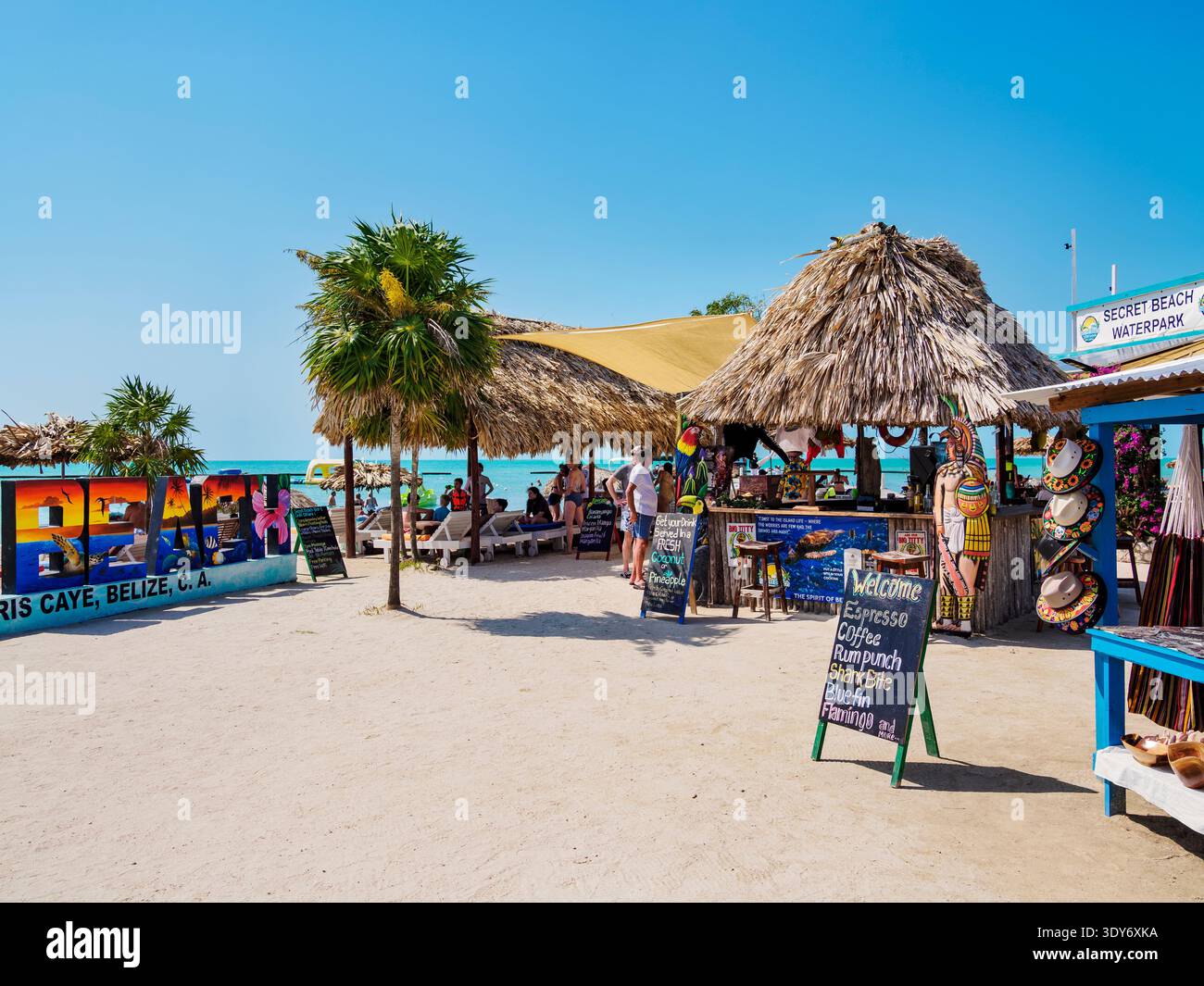 Goditi una giornata di sole alla spiaggia segreta di Ambergris Caye, Belize, con cibo e bevande sulla spiaggia cafÃ© Foto Stock