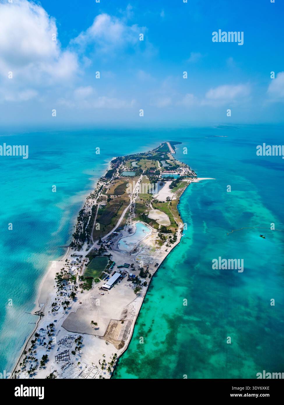 La vista aerea della Caye Chapel mostra la vegetazione lussureggiante e le spiagge sabbiose lungo la costa Foto Stock