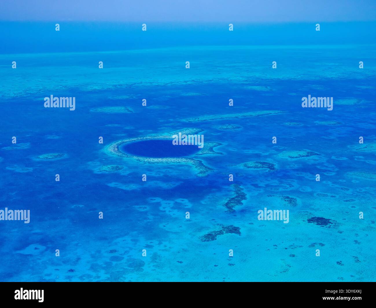 Esplorando il Great Blue Hole dall'alto si possono ammirare splendide vedute della dolina subacquea del Belize Foto Stock