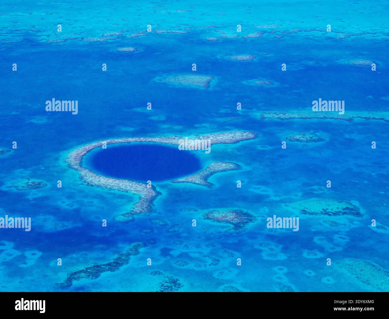 Esplorando il Great Blue Hole al Lighthouse Reef dall'alto in Belize Foto Stock