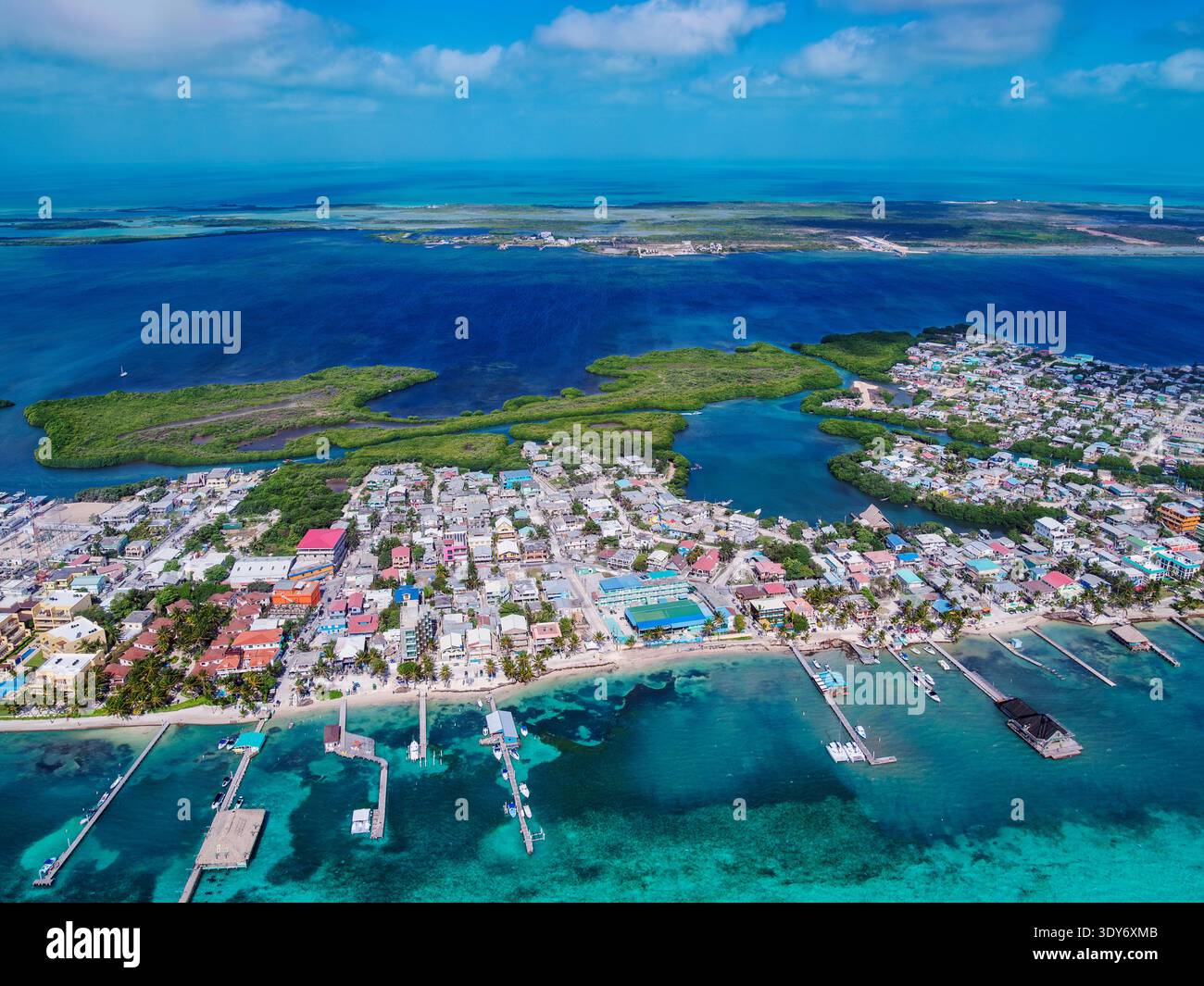 Vista della città di San Pedro dal cielo che mostra le aree costiere, l'acqua, gli edifici e le strade nel distretto del Belize Foto Stock