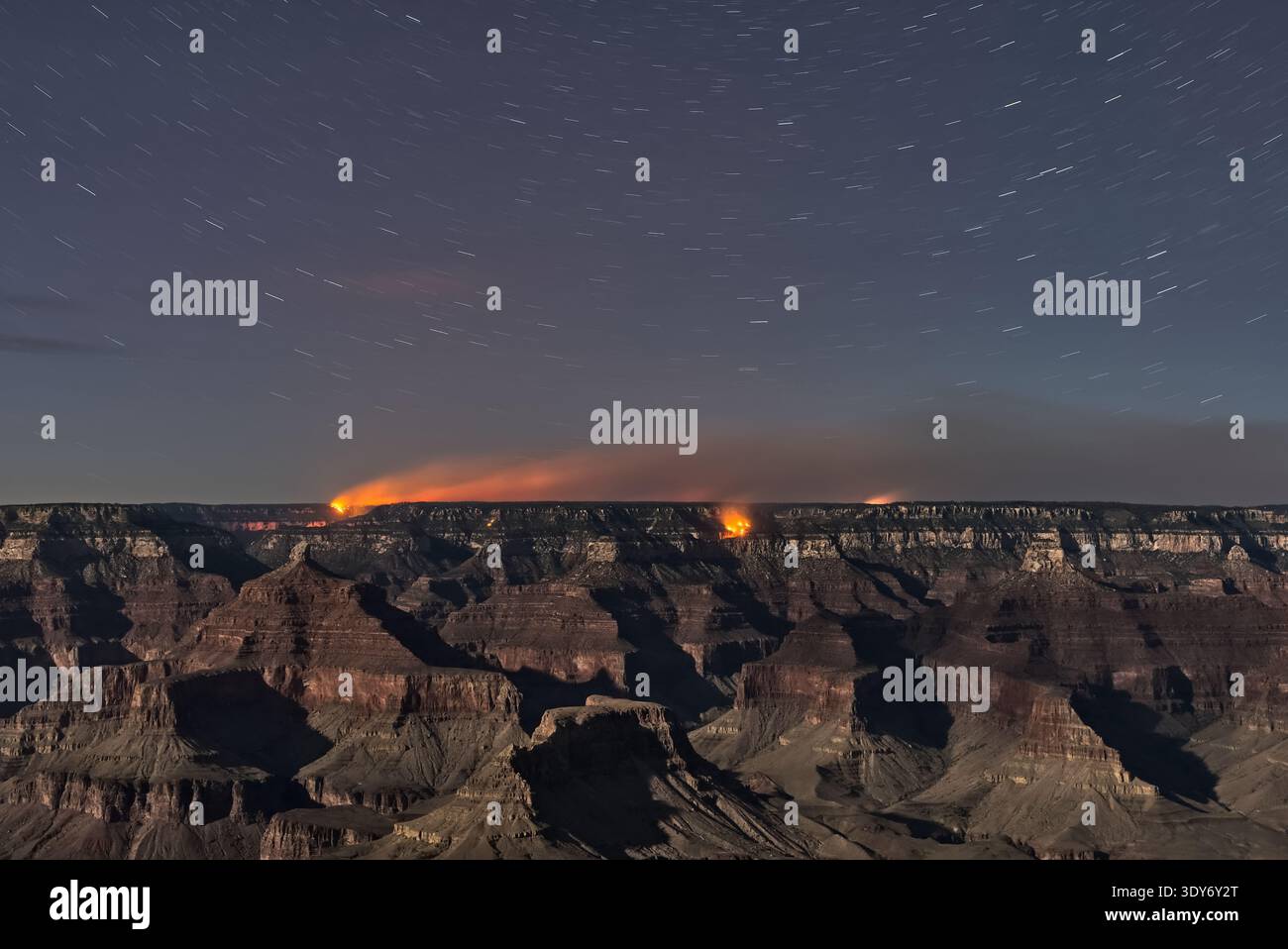 Vista del fuoco selvatico del Dragon Bravo sul versante nord del Grand Canyon dal versante sud dell'Arizona di notte al chiaro di luna Foto Stock