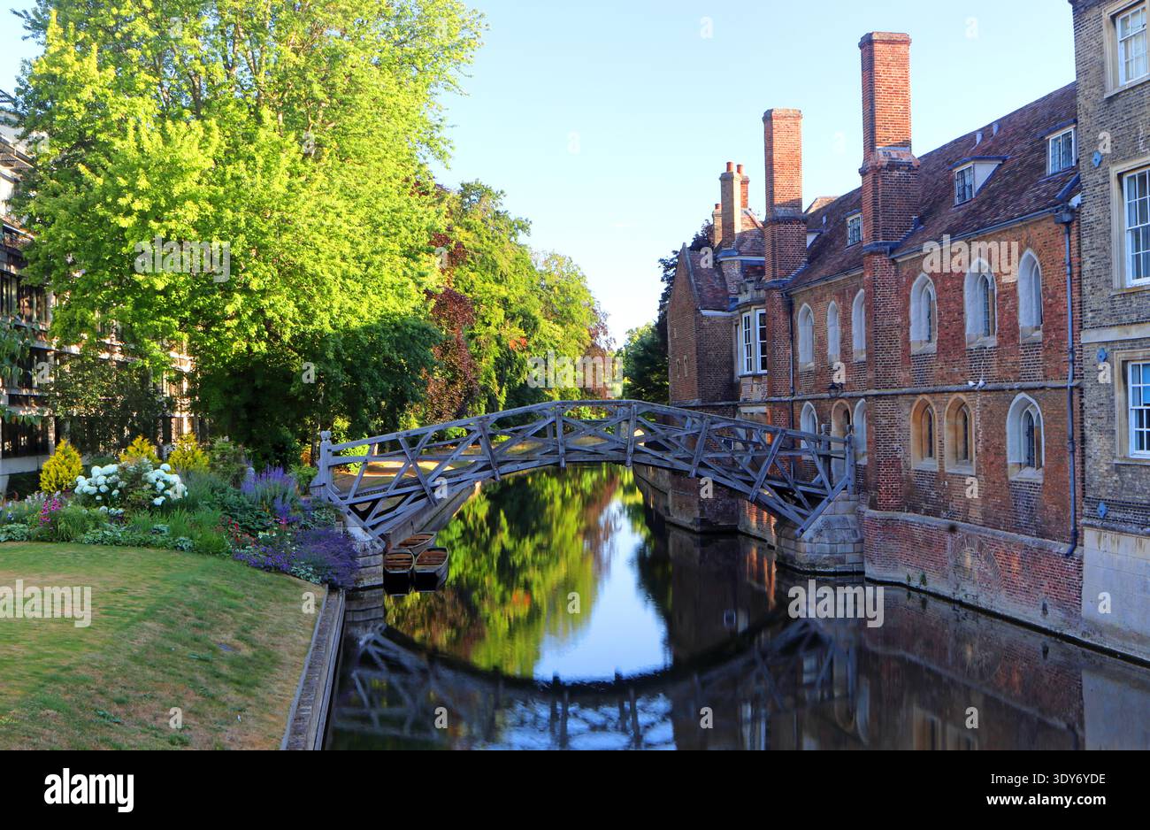 Il ponte matematico attraversa il fiume Cam al Queens College di Cambridge in una giornata di sole Foto Stock