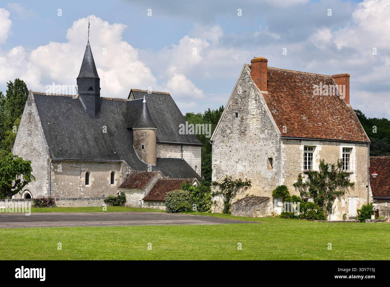 Chiesa di Notre-Dame e casa a Ferriere-sur-Beaulieu vicino alla Foresta di Loches in Francia Foto Stock