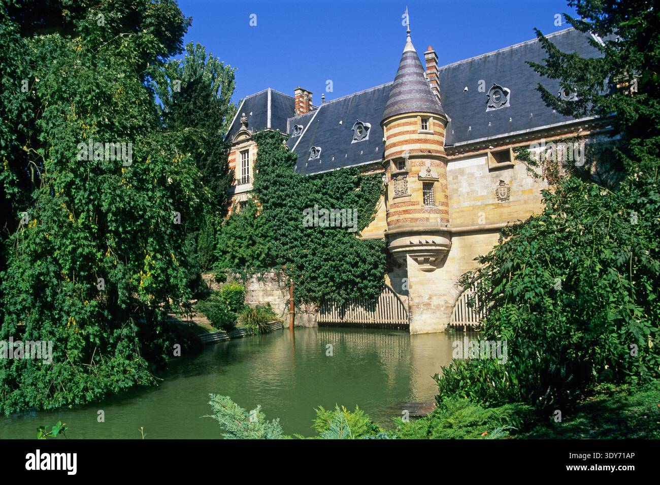 Esplorando il castello delle Marche sul fiume Nau a Chalons-en-Champagne, in Francia, durante l'estate Foto Stock