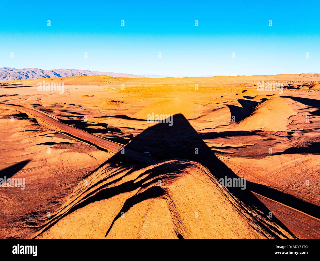 Esplorazione delle colline argillose nel deserto del labirinto con ombre e sabbia a Puna Argentina Foto Stock