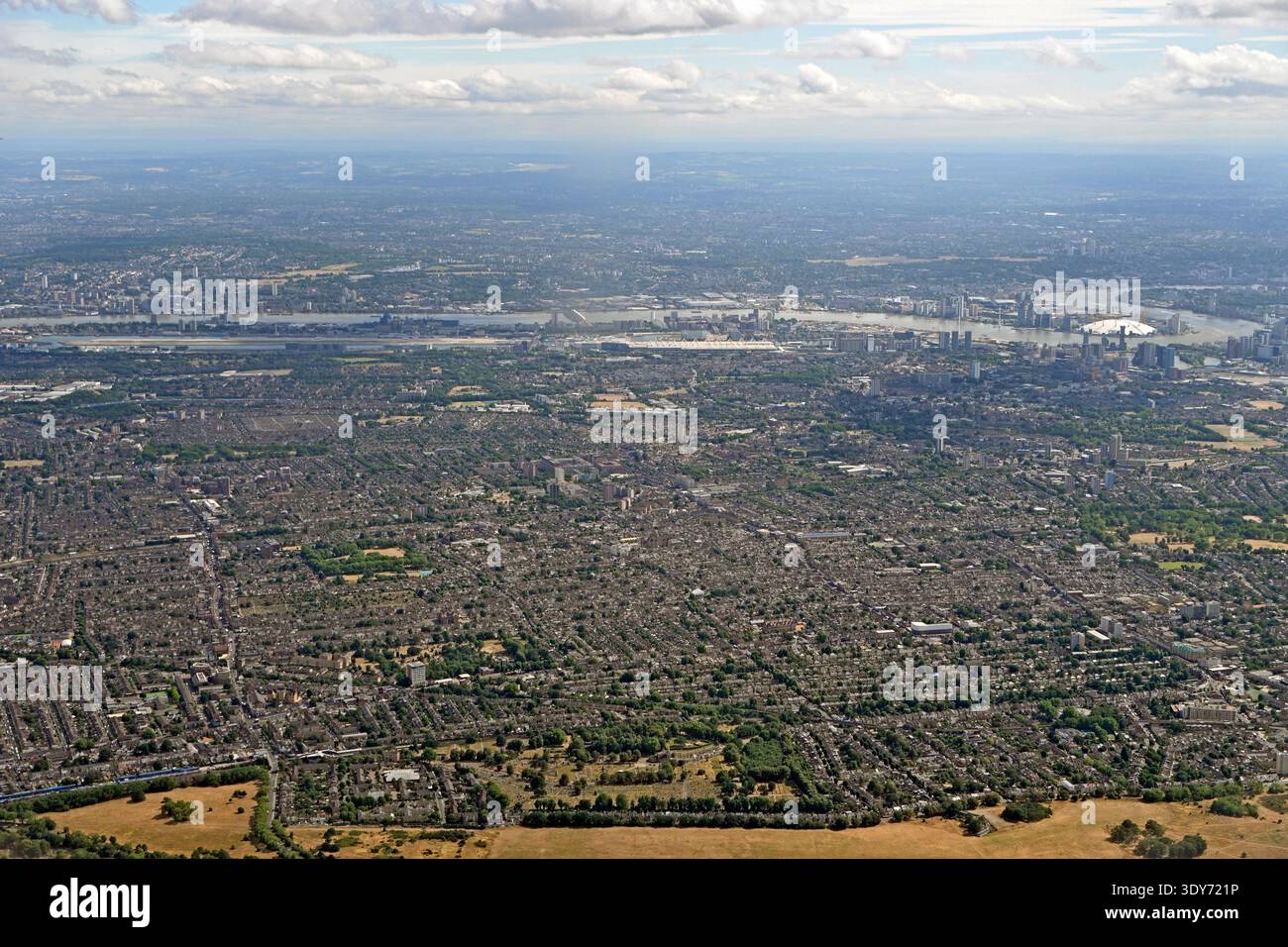 Vista delle abitazioni e dell'area urbana intorno all'aeroporto di London City e al fiume Tamigi con O2 in lontananza nel Regno Unito Foto Stock