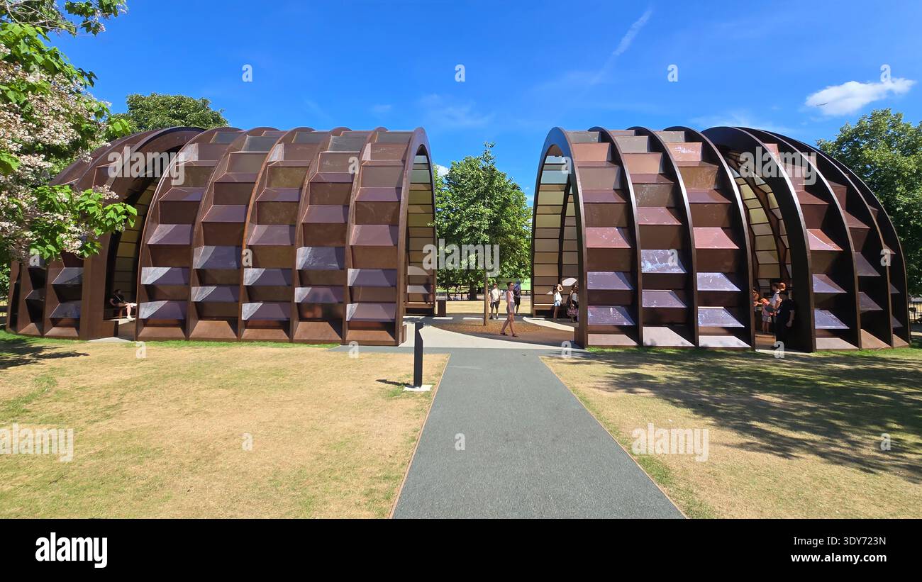 Il design unico del Serpentine Pavilion 2025 di Marina Tabussum a Londra mette in mostra spazi aperti e nuove idee architettoniche Foto Stock