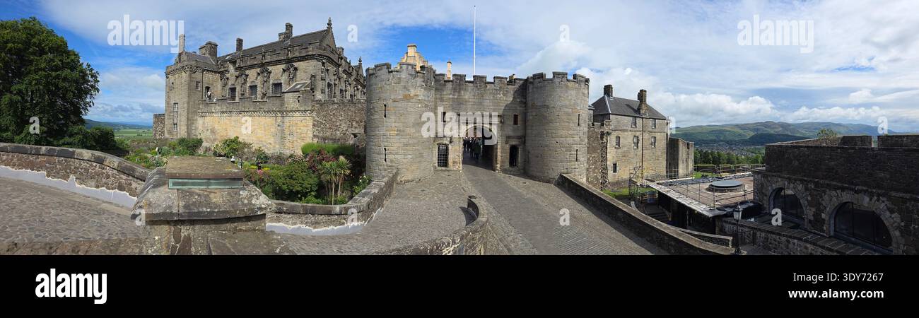 Le storiche mura del castello di Stirling si ergono alte contro un cielo blu in Scozia, offrendo ai visitatori uno sguardo nel passato Foto Stock