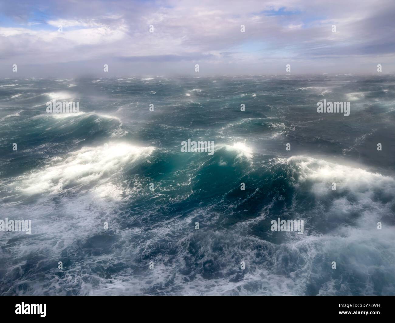 I venti di forza di Gale influenzano la risoluzione del National Geographic a Tanaga Bay, Alaska, in condizioni di mare agitato Foto Stock