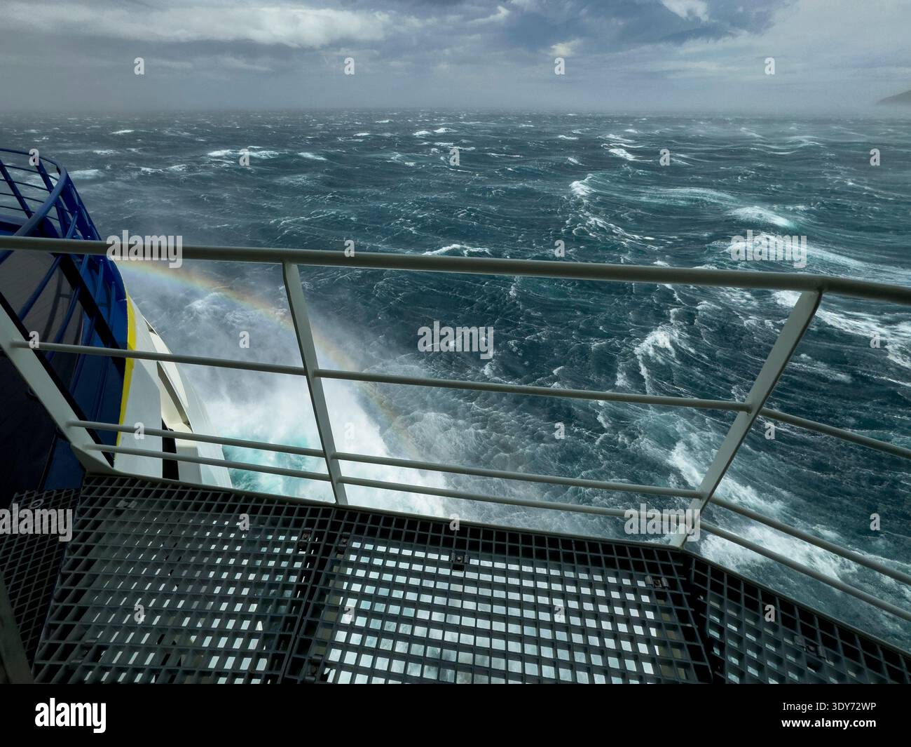 I forti venti influenzano la risoluzione del National Geographic durante i mari accidentati della Baia di Tanaga in Alaska, mentre i passeggeri si immergono nell'esperienza Foto Stock
