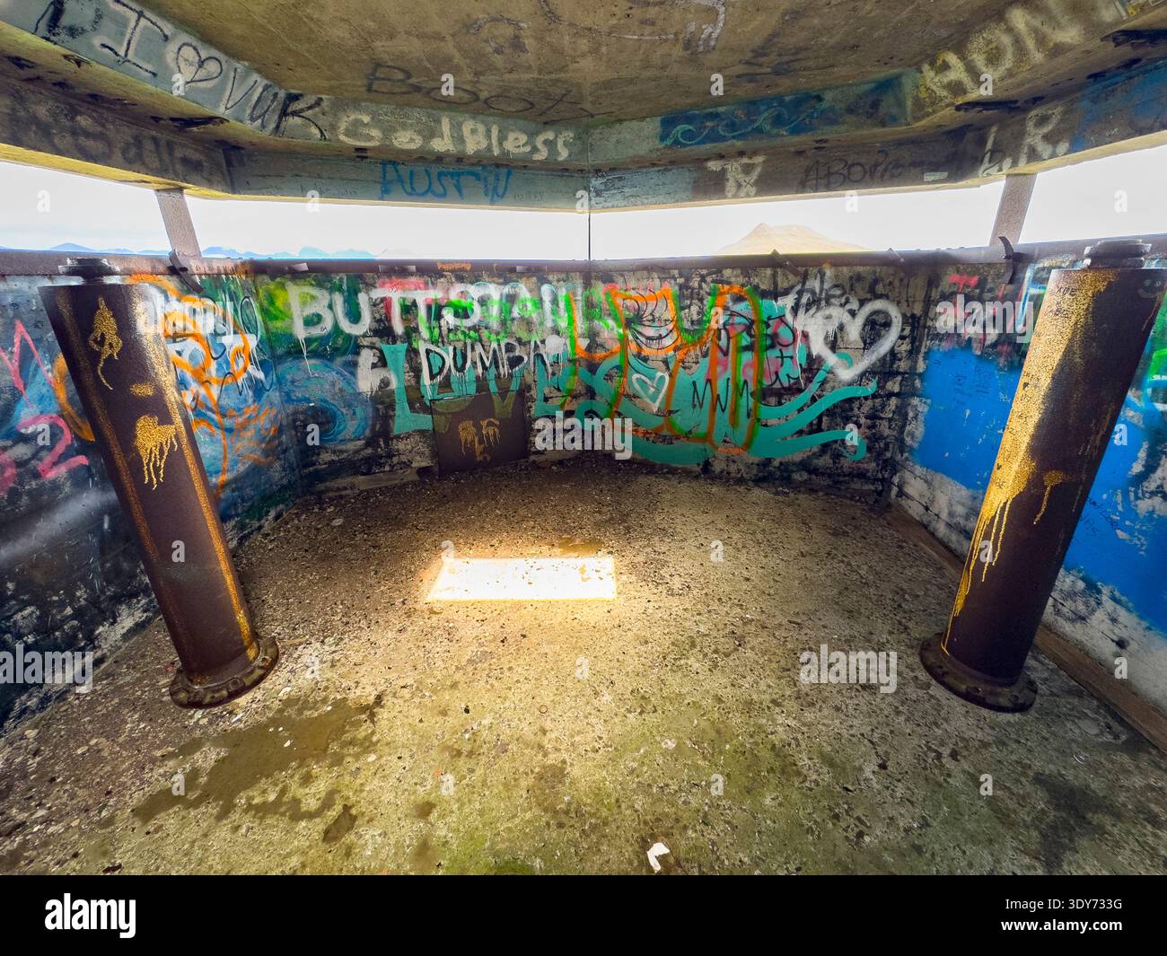 Vista interna dei resti del bunker della seconda guerra mondiale nel porto olandese, Unalaska, che mostra graffiti e decadimento in Alaska Foto Stock