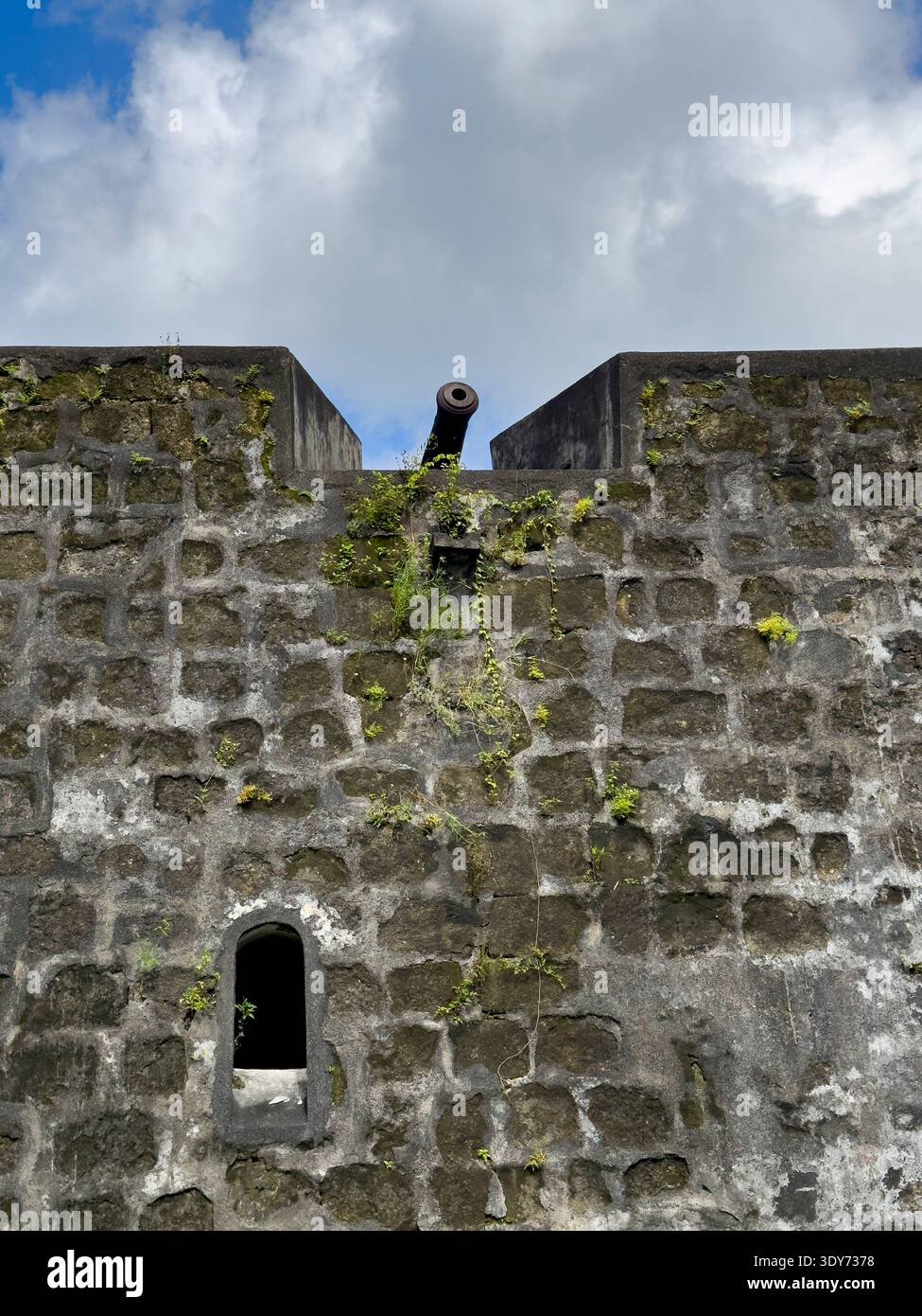 Lo storico forte Belgica mostra il muro di pietra e il cannone che si affaccia su banda Neira in Indonesia Foto Stock