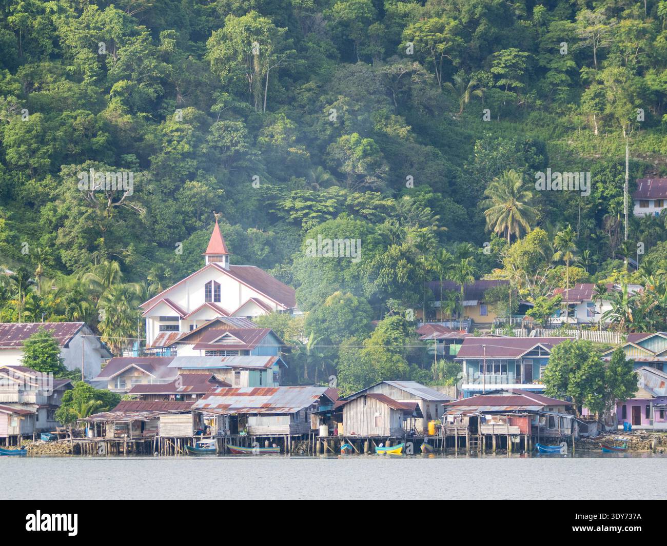 Vista degli edifici del villaggio e della chiesa di Kokas, un'area a maggioranza musulmana sull'isola di Papua, Indonesia, che mostra l'architettura locale e la vita della comunità Foto Stock
