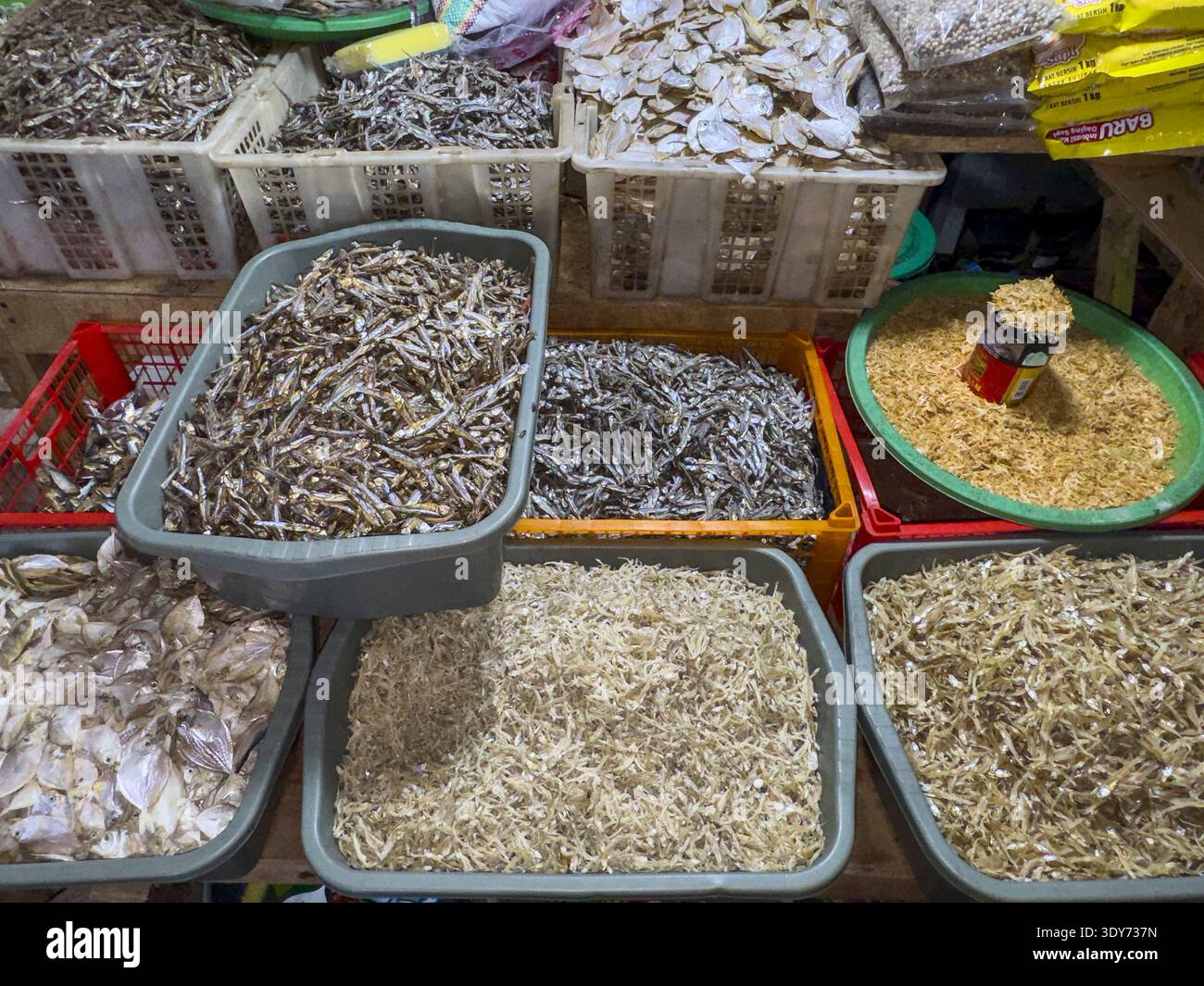 Pesce essiccato in vendita in bancarelle di vario tipo a Waingapu sull'isola di Sumba, Indonesia Foto Stock