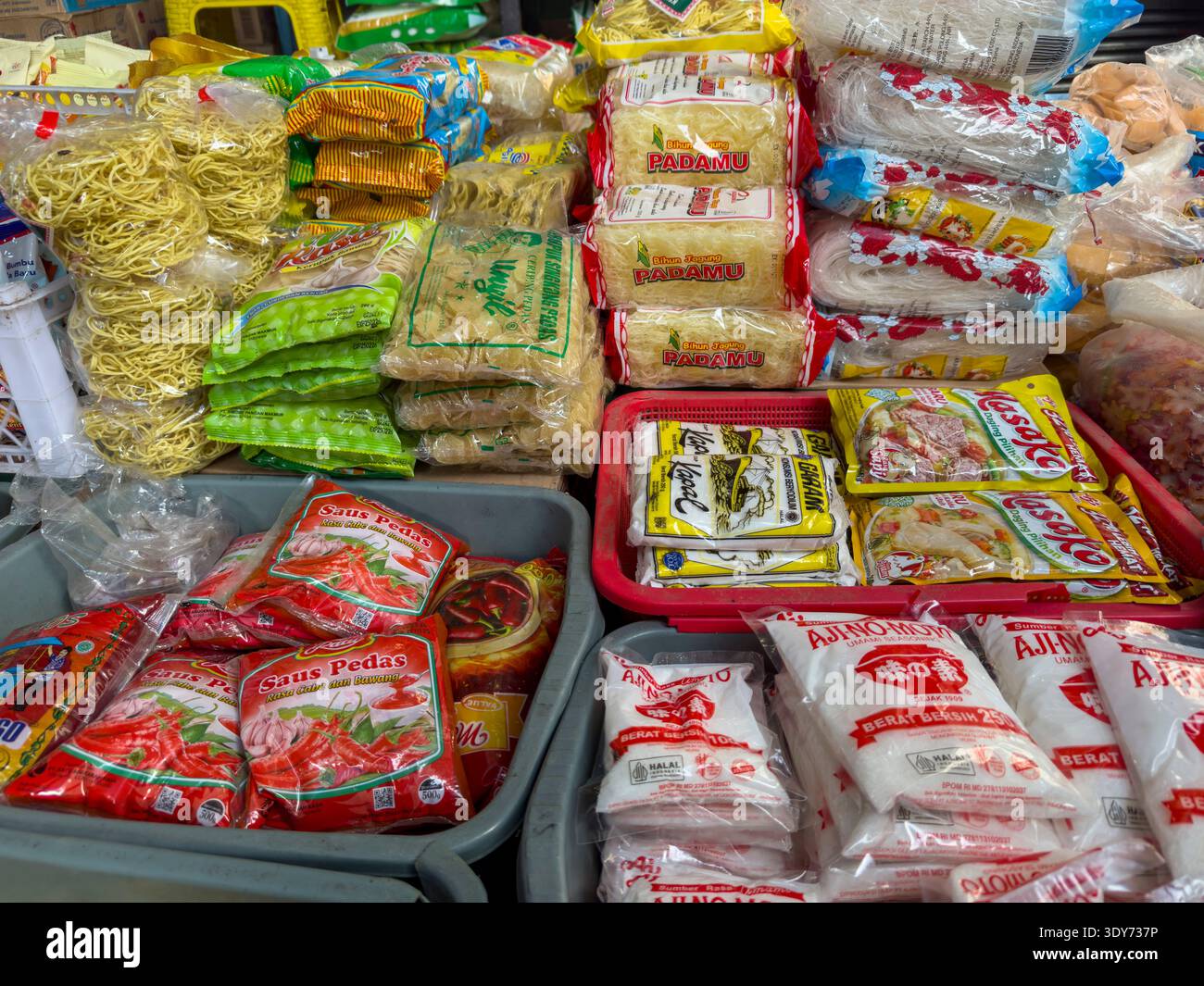 Spaghetti in vendita nel mercato di Waingapu durante gli orari di contrattazione a East Sumba, Indonesia Foto Stock