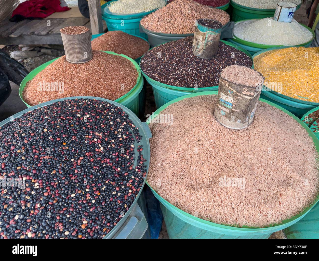 Varietà di cereali e legumi esposti per la vendita in un mercato di Waingapu, Sumba orientale Foto Stock