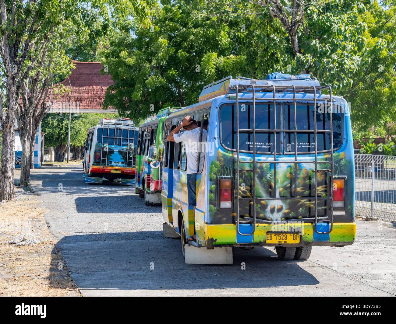 A Maumere ti attendono autobus colorati con design unici da parte degli autisti locali sull'isola di Flores in Indonesia Foto Stock