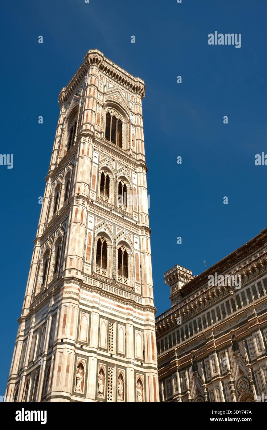 Veduta del Campanile di Giottos che raggiunge il cielo blu nel cuore di Firenze Foto Stock