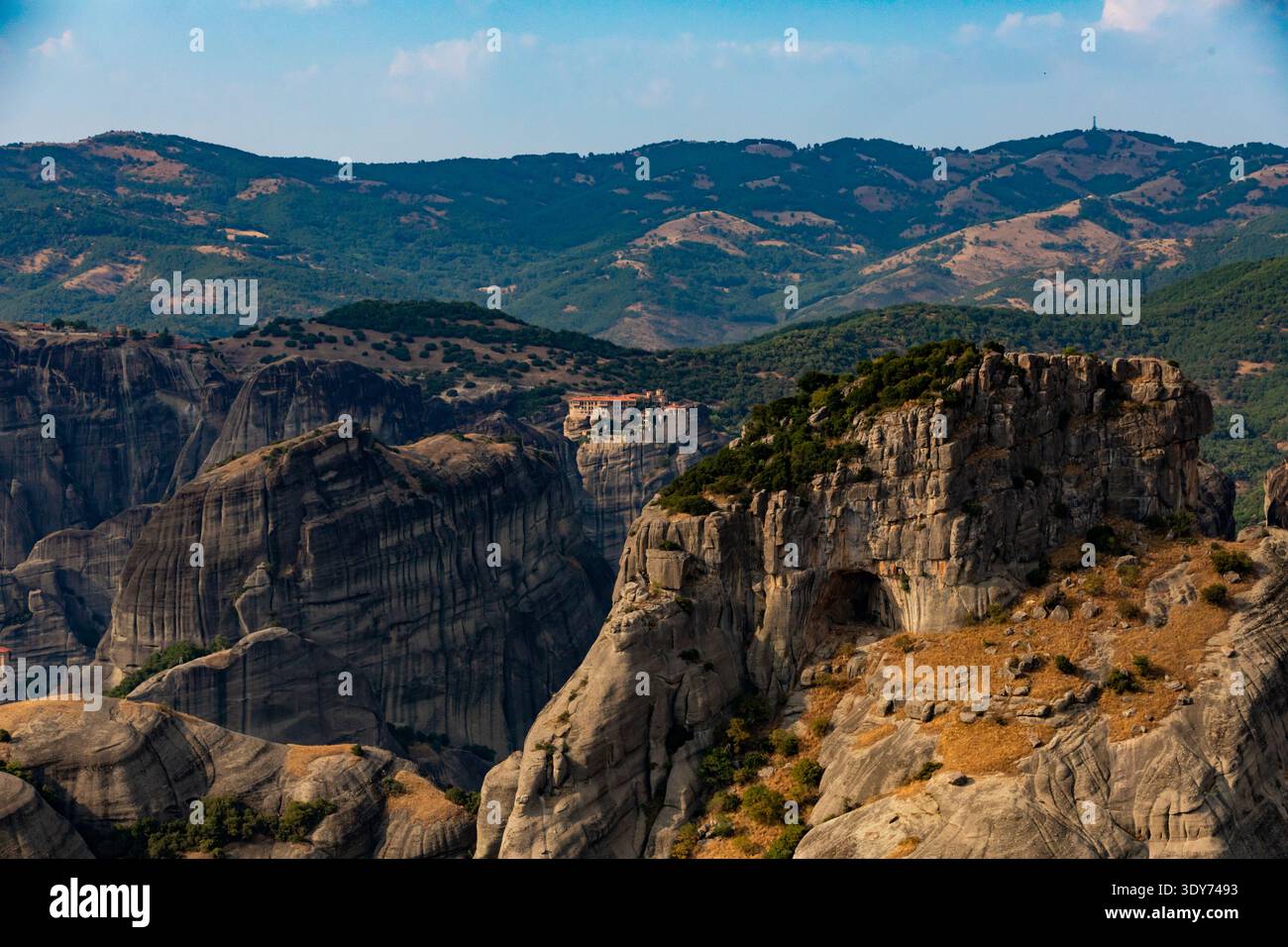 Il monastero di Meteora si trova in cima ai pilastri di roccia, affacciato su aspre scogliere e colline boscose in Tessaglia, Grecia Foto Stock