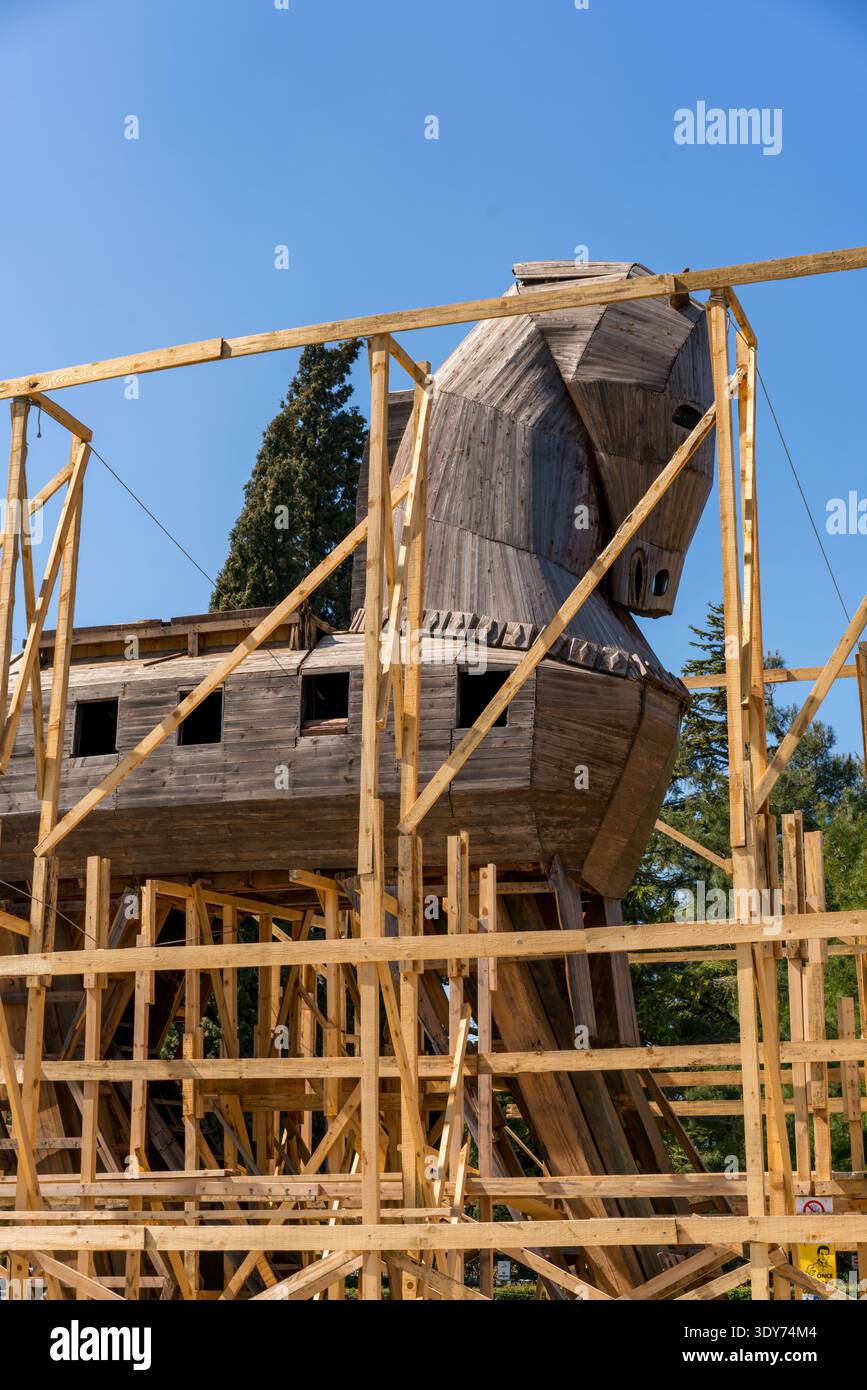 Il modello di cavallo di Troia in legno mostra la sua struttura presso l'antico museo della città di Hisarlik, in Turchia Foto Stock