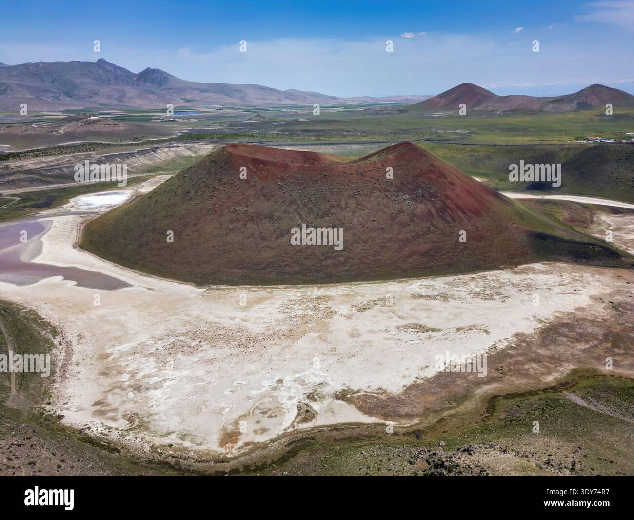 Vista dal drone del vulcano del lago secco di Meke e del cratere rosso che mostra il paesaggio e le caratteristiche geologiche della Turchia Foto Stock