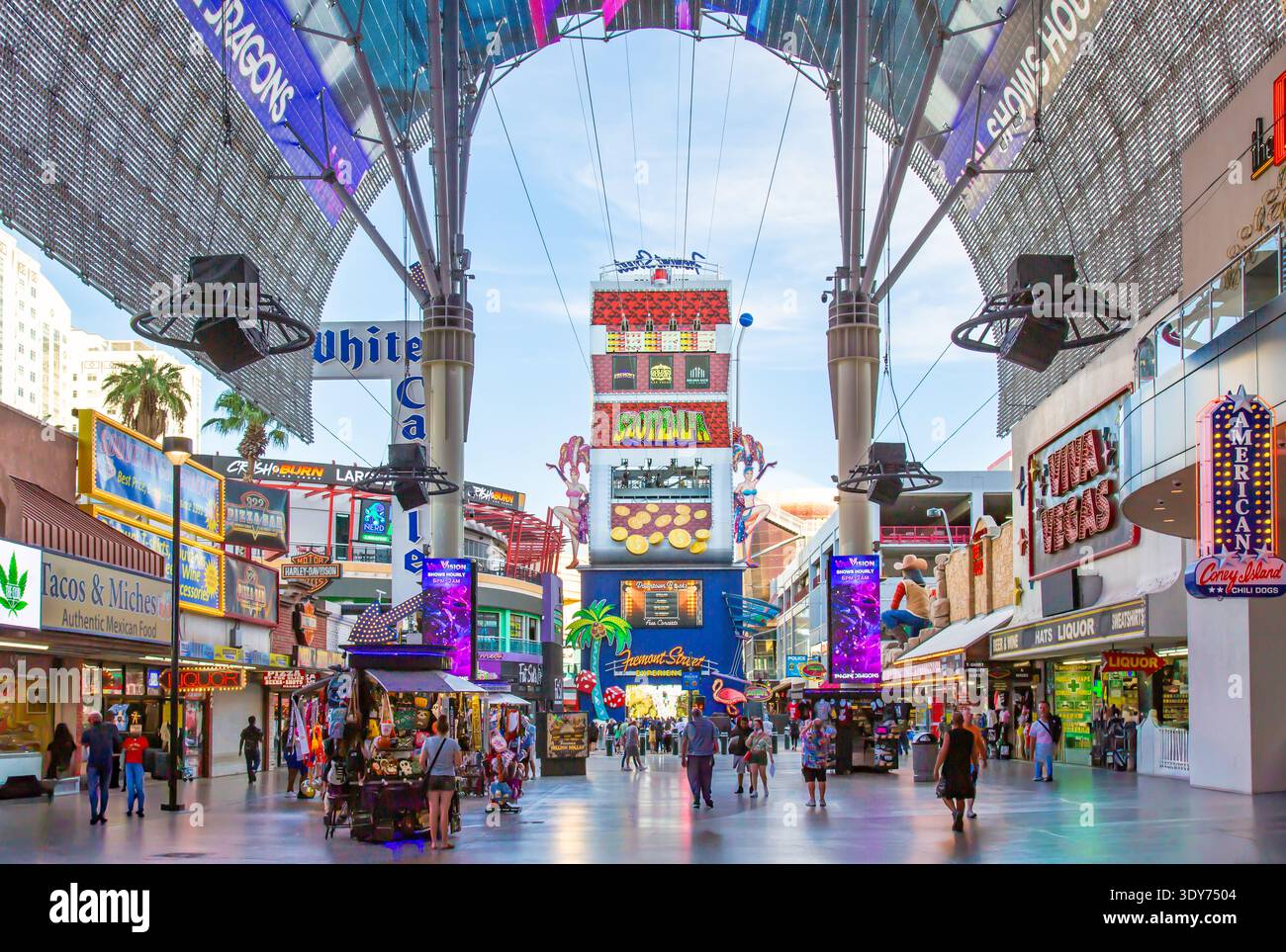 Luci luminose e folle si riuniscono a Fremont Street Experience a Las Vegas per intrattenimento e attività divertenti in una giornata vivace Foto Stock