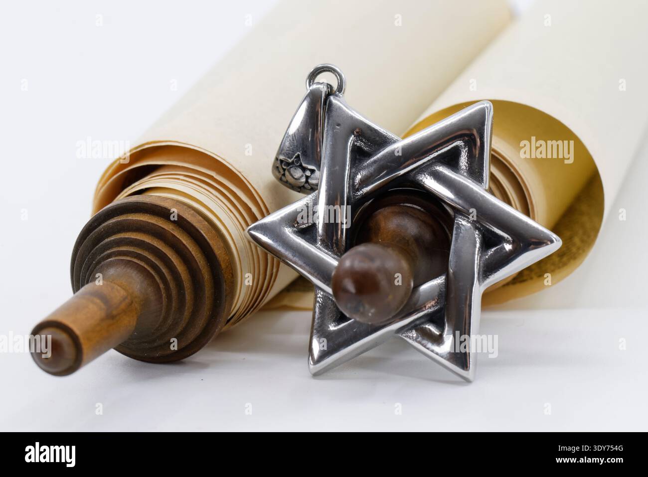 Rotolo della Torah con il simbolo della Stella di David in mostra a Saint Gervais Foto Stock
