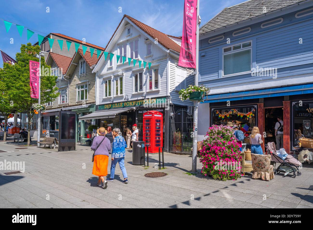 I negozi fiancheggiano Haraldsgata Street in una giornata di sole a Haugesund, nella contea di Rogaland, Norvegia Foto Stock