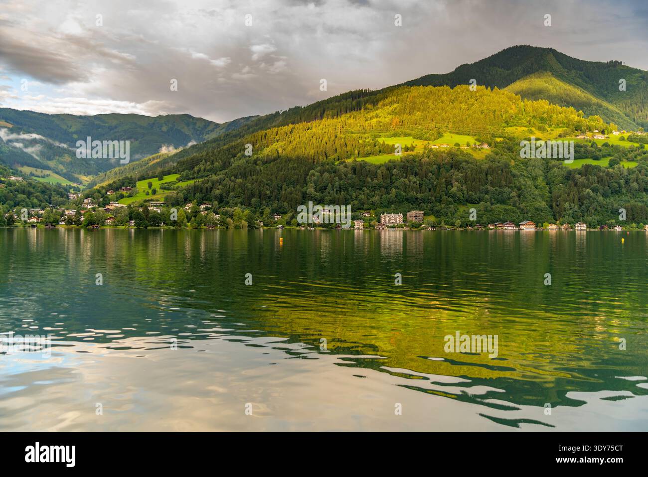 Le montagne e il lago di Zell all'ora d'oro mostrando riflessi e bellezze naturali in Austria Foto Stock