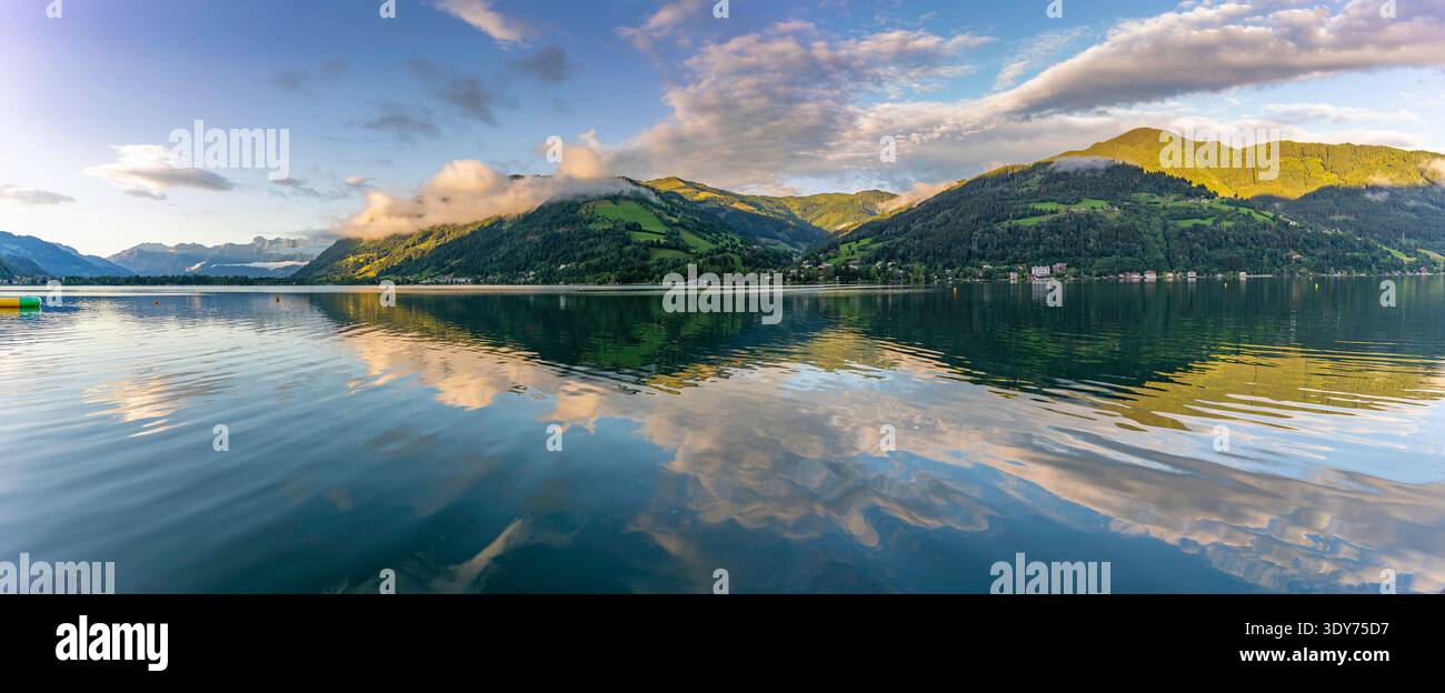 Le montagne e il lago di Zell riflettono la luce d'ora dorata a Salisburgo, in Austria, durante la serata Foto Stock