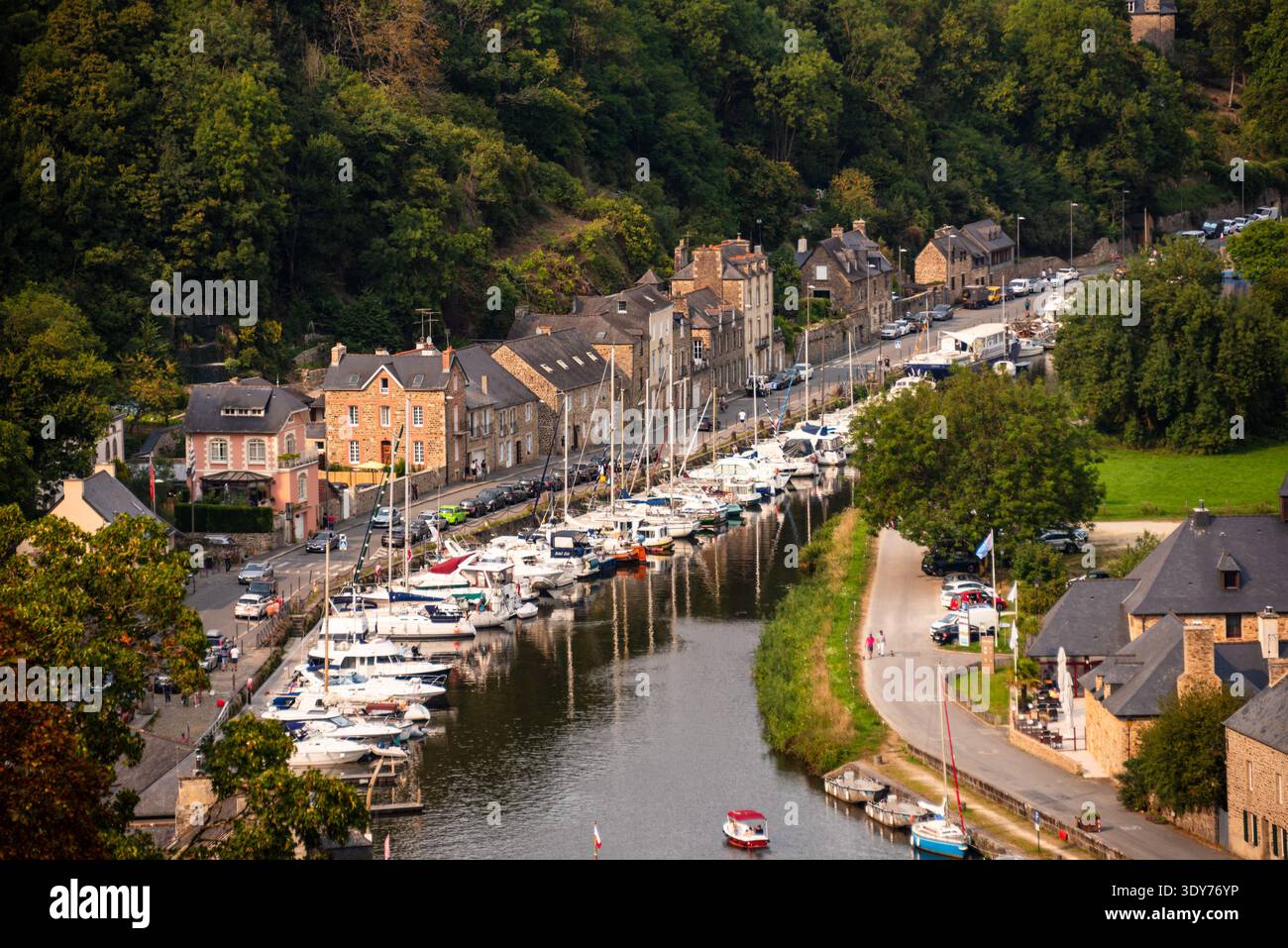 Vista delle barche lungo il fiume Rance nella storica città di Dinan, in Bretagna, in Francia, durante una giornata di sole Foto Stock