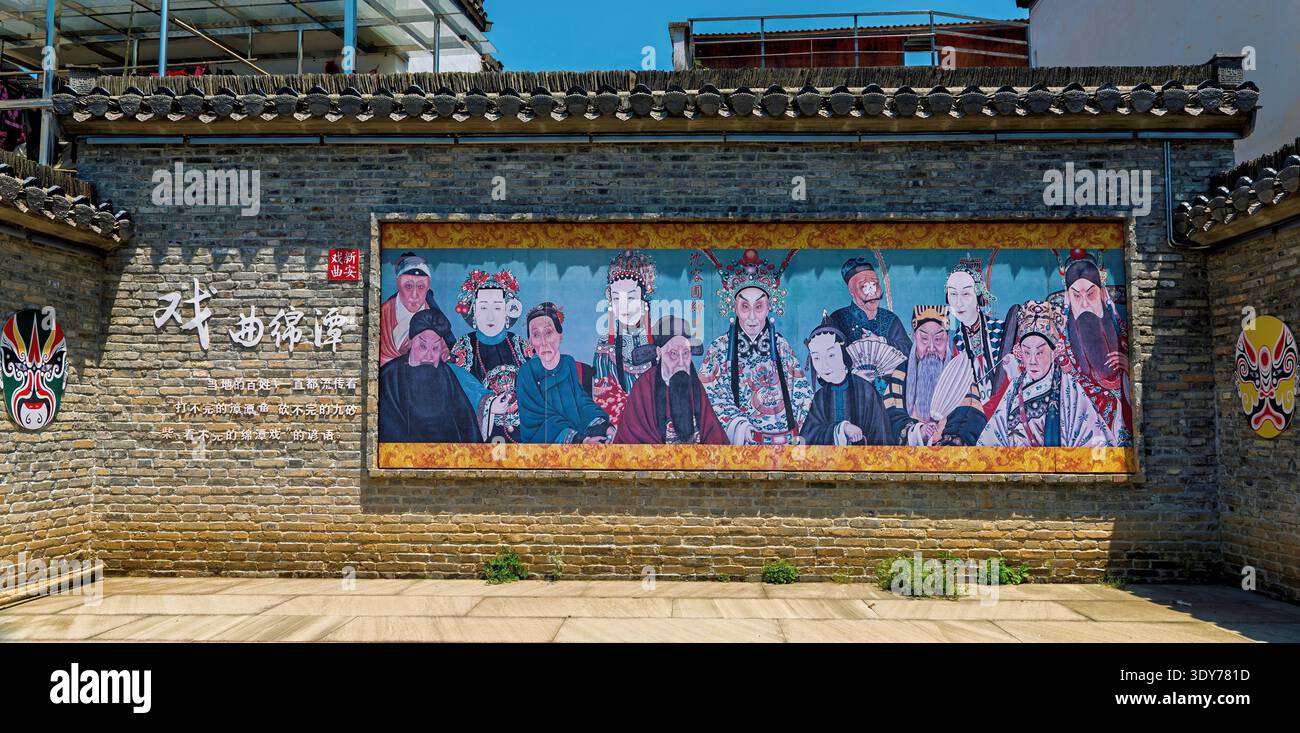 Murale che mostra scene di opera cinese nel villaggio di MianTan raffiguranti la cultura e la storia locali nella provincia di Huangshan Anhui Foto Stock