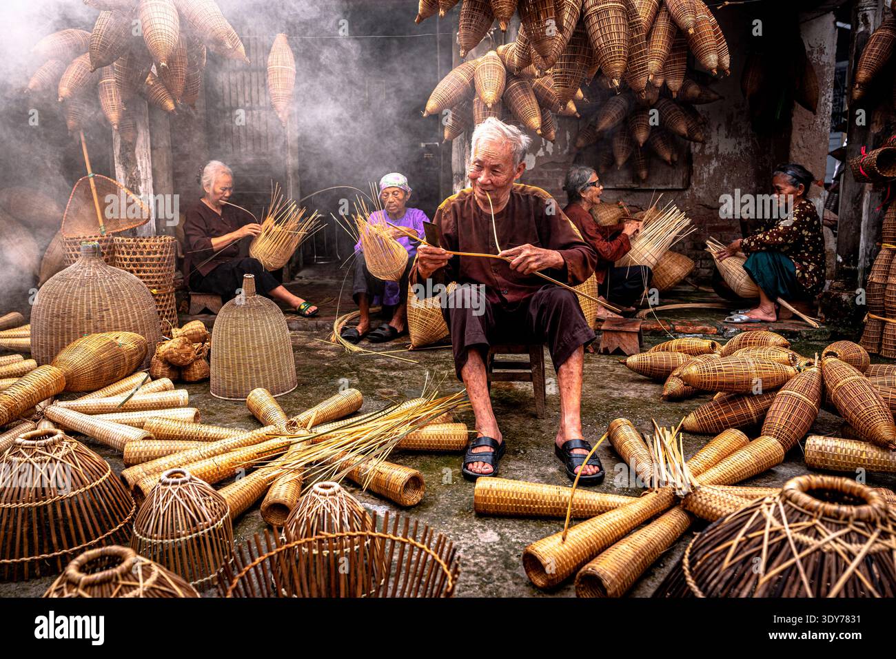 La gente del posto crea trappole per pesci di bambù e condivide le proprie abilità ad Hanoi, in Vietnam, durante la tradizionale riunione Foto Stock