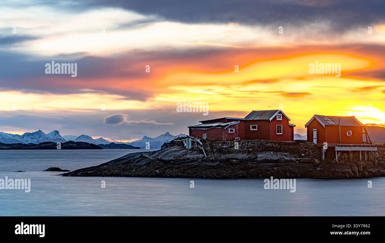 L'alba dorata illumina le cabine di rorbu vicino all'acqua nelle isole Lofoten, Norvegia Foto Stock