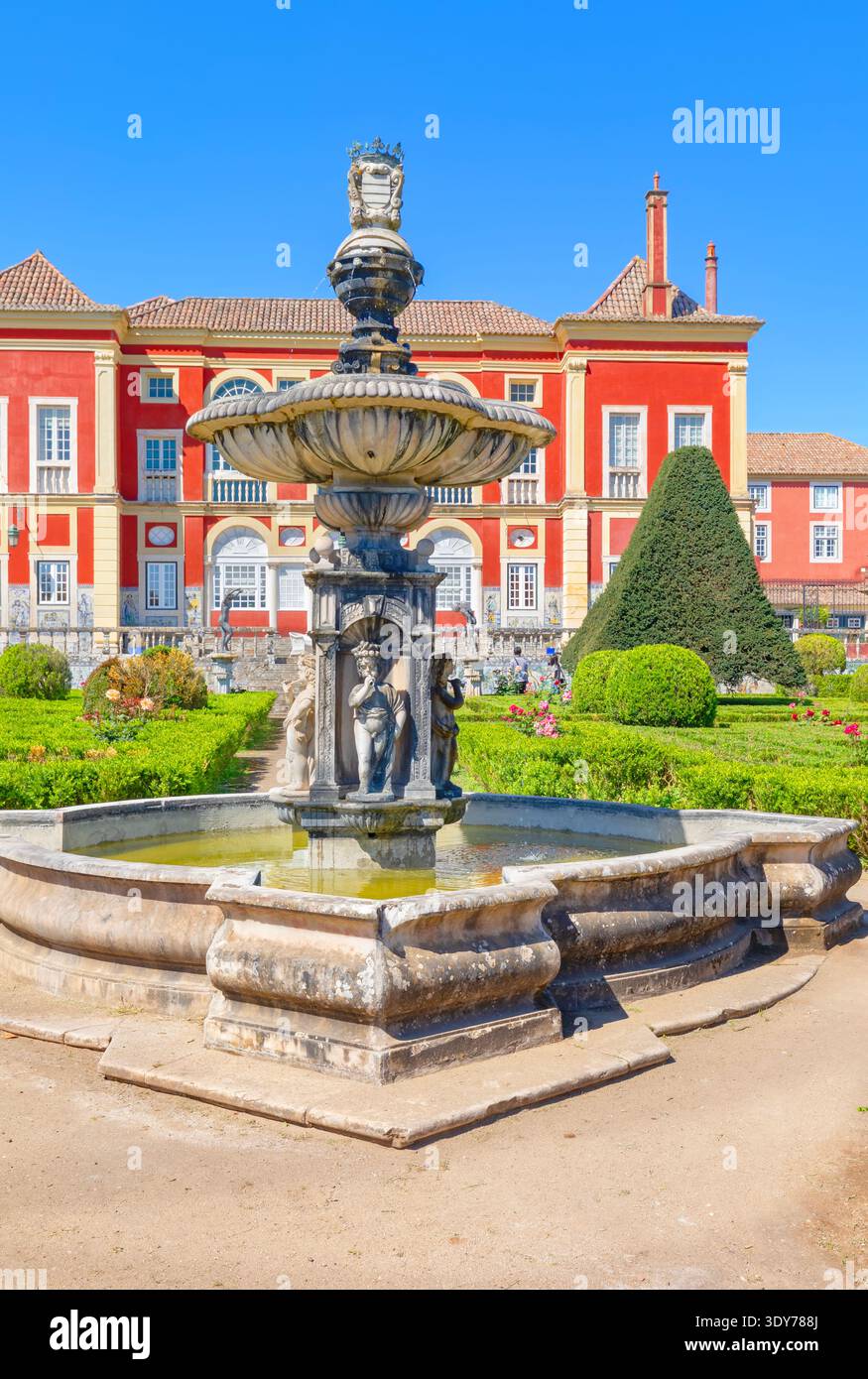 Fontana circondata dal verde presso il Palazzo dei Marchesi di Fronteira a Lisbona, Portogallo Foto Stock