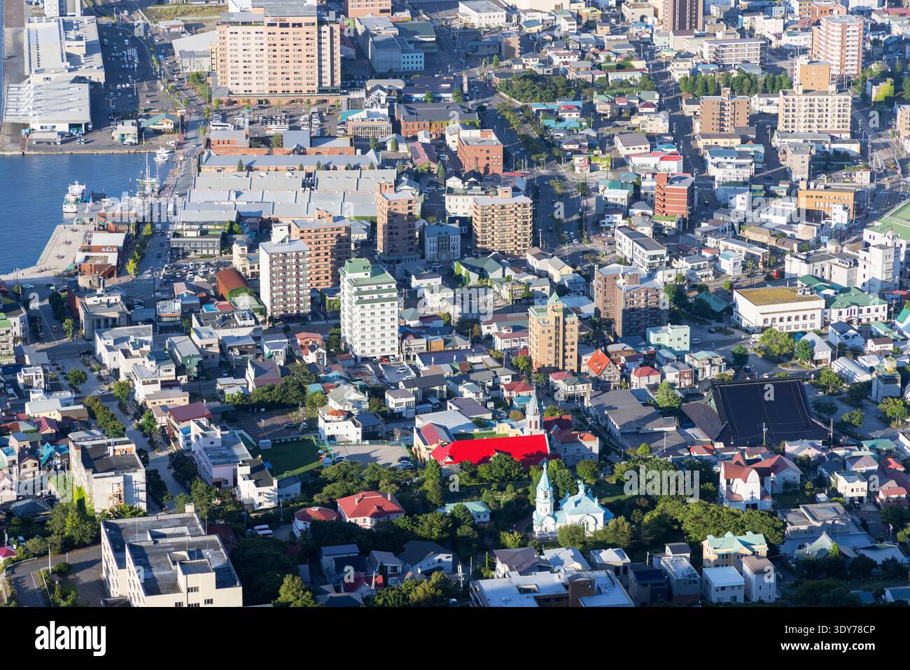 Panoramica di Motomachi e Kanemori Red Brick Warehouse District a Hakodate, Hokkaido, Giappone, con edifici urbani e vedute costiere Foto Stock