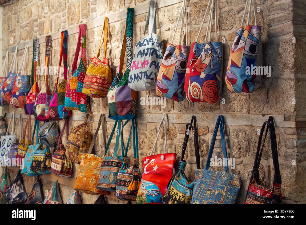 Borse tote colorate in vendita in un mercato che mette in risalto l'artigianato e il design locali ad Antalya, Turchia Foto Stock